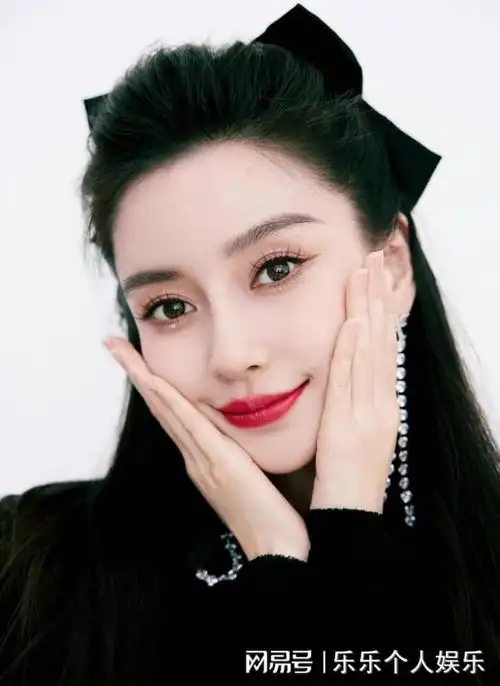 杨颖镂空黑裙新造型妆容精致少女感十足