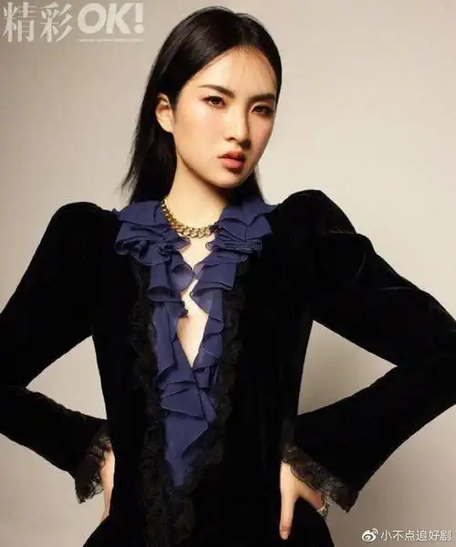 华为小公主姚安娜亮相车展颜值引注意撞脸王思聪