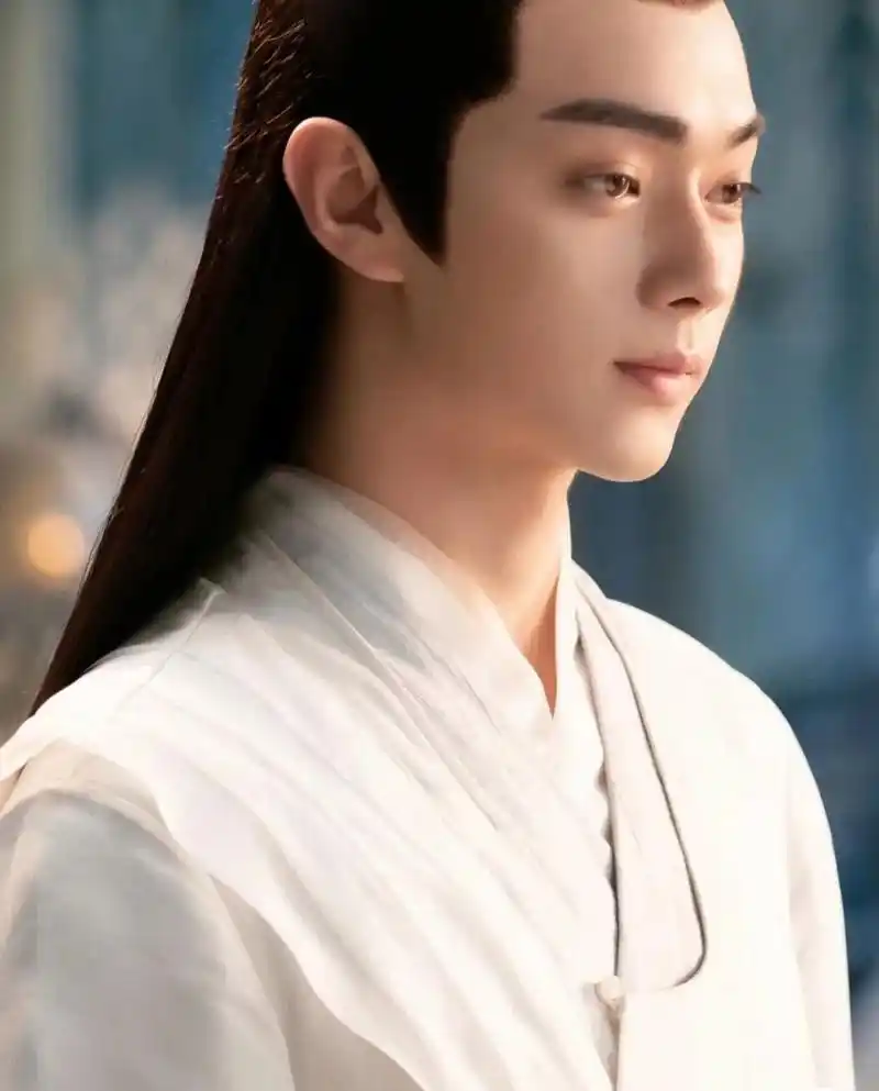 许凯就是神仙颜值,侧脸杀,太帅了,特喜欢他每次看上古那个温柔宠牡哪