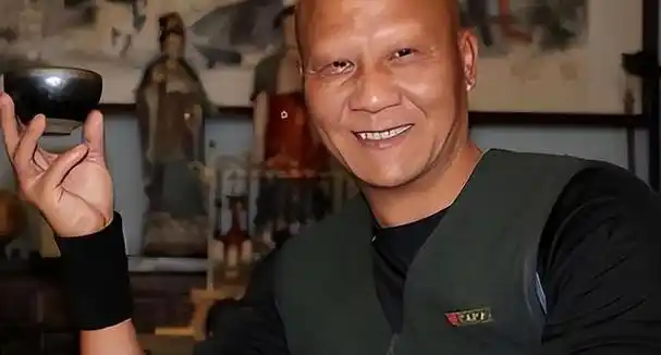 大家只记得荧幕上凶神恶煞的"秃鹰",却忘记了离开聚光灯后的计春华