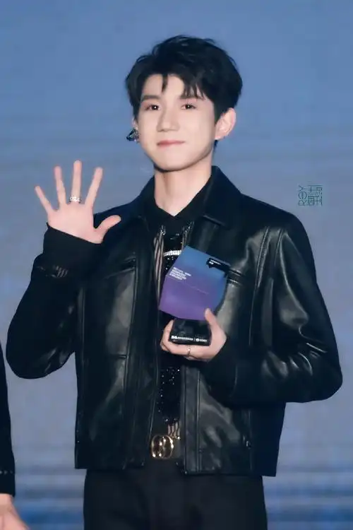 王源出席qq音乐巅峰盛典##王源绿海