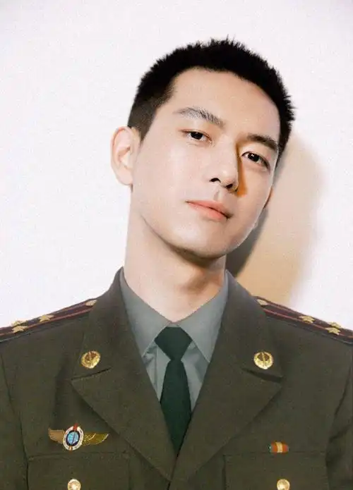 主题:李现寸头军服p好了!可以直接丢去演火光吗?