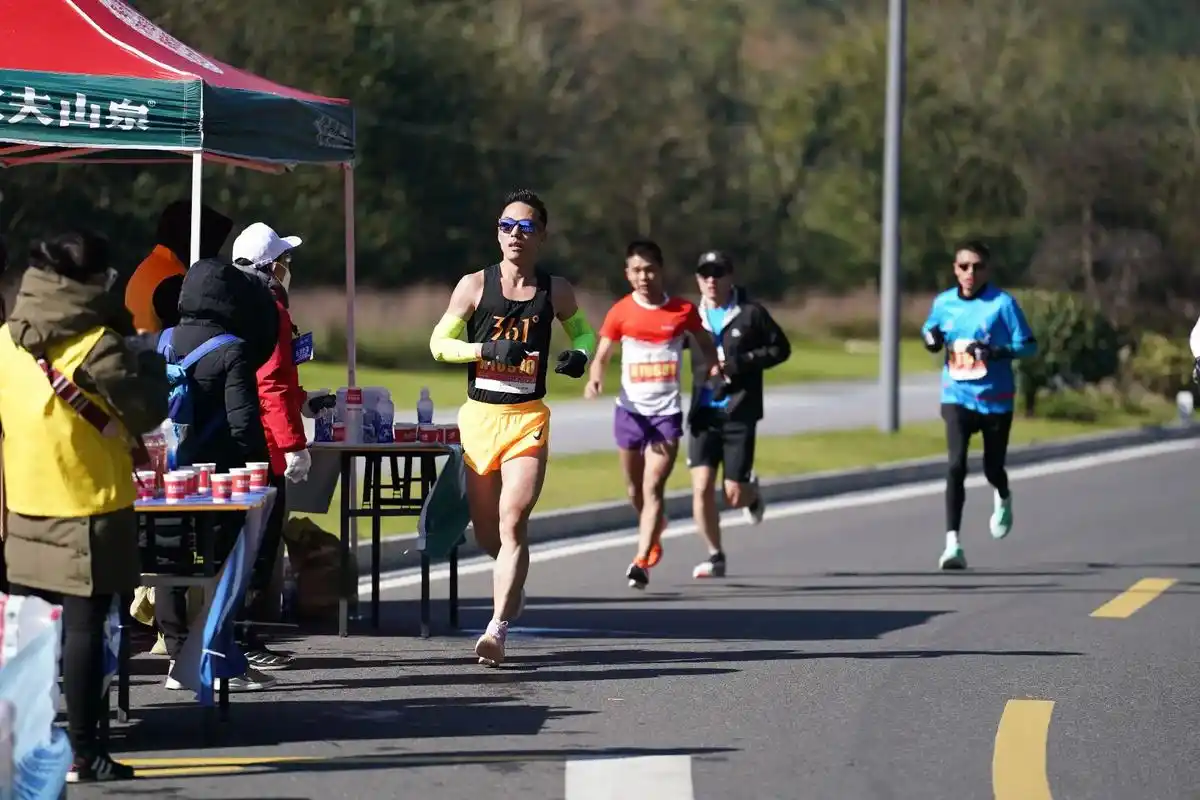 如何做到在马拉松比赛中不降速取水.提高马拉松成绩必须掌握的取 - 抖