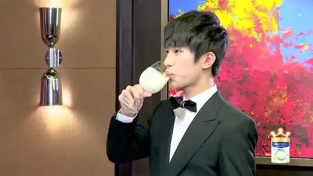 易烊千玺和宝贝们一起喝牛奶,千玺还是孩子,期待喝酒的千玺