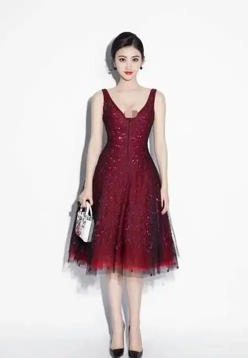 景甜也有大胆一面穿低胸红裙大秀性感好身材傲人上围太抢镜