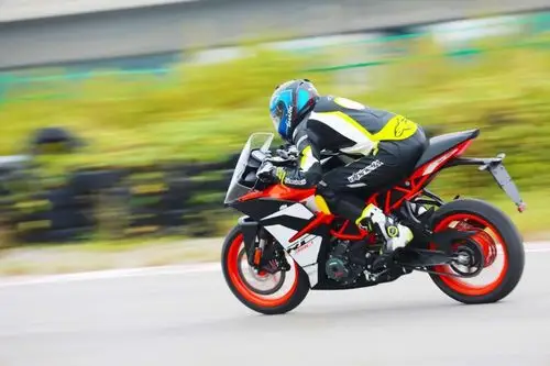 多项升级巩固小排量仿赛霸主地位售价50980元全新ktmrc390国内发布