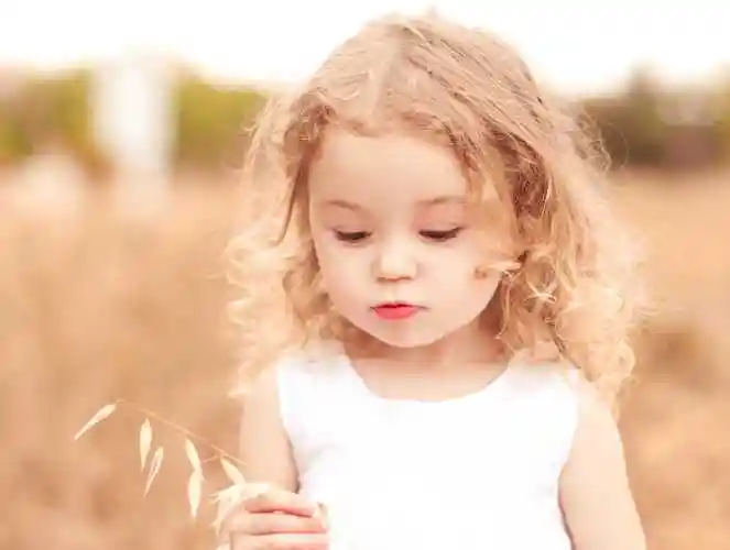 嘟嘴的可爱小女孩