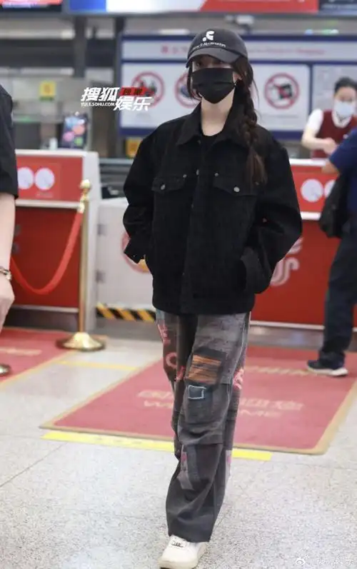 杨超越北京出发#杨超越机场路透掉落!