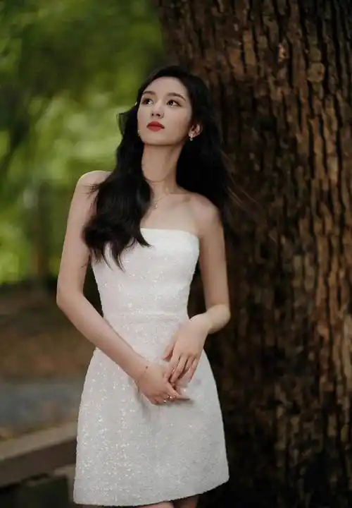 周也出镜状态不错,长发红唇搭配白色抹身材裙,魅力十