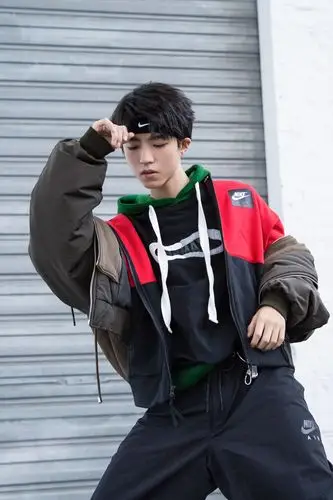 [王俊凯][新闻]180317 工作室更博带来王俊凯nike宣传图 头戴发带少年