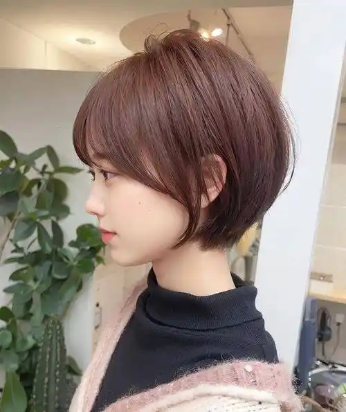 垂耳短发是适合40岁以上女性的时尚发型.