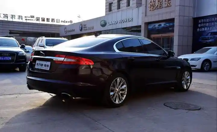 捷豹xf 2.0t 豪华版 涡轮增压 黑色 自动档