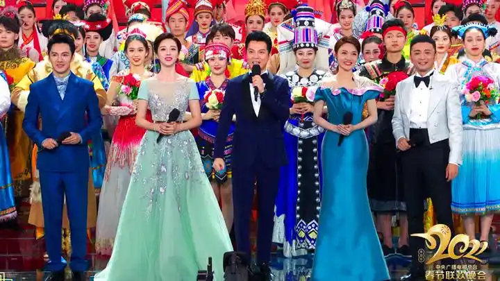 2021农历新年零点钟声敲响 主持人齐声拜年