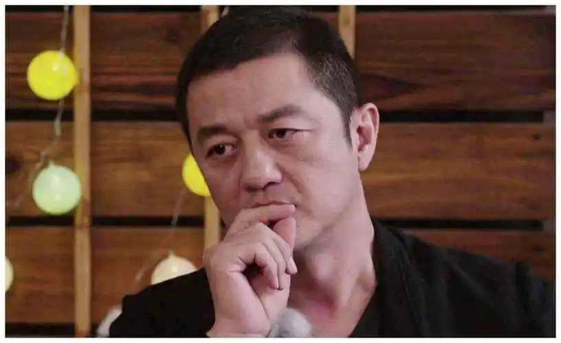 太操心!李亚鹏现身工作室视察,头发稀疏身材发福,站姿像老大爷