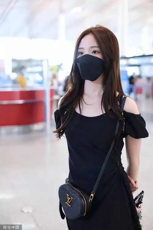郑乃馨现身北京首都机场,露肩小黑裙清凉俏丽,nene太可爱啦_手背