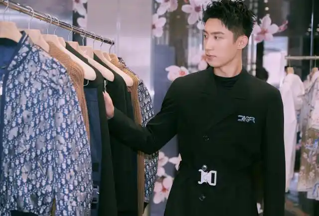 李现pk黄景瑜,看他们一样的时尚穿搭,你站谁呢