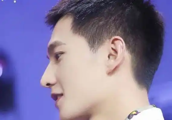 看这张杨洋寸头造型的近距离镜头,很多网友都被杨洋的高颜值给吸引了