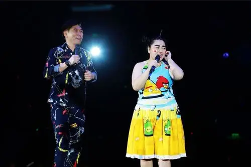 秒杀众男 hold住全场 晚会上 国内著名歌手 黄安,张咪 当红二人转演员