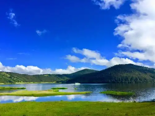 普达措的环境保护的非常好,蓝天白云高山草甸,美不胜收.