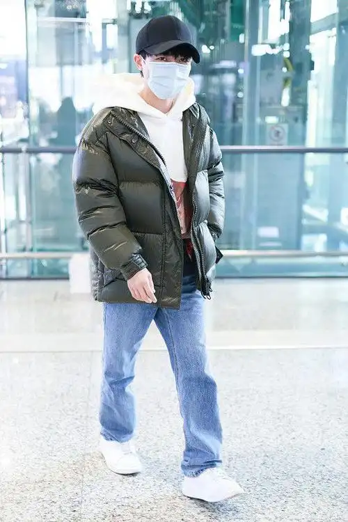 周深是有多爱白色将白色卫衣穿出花不过看着挺时髦