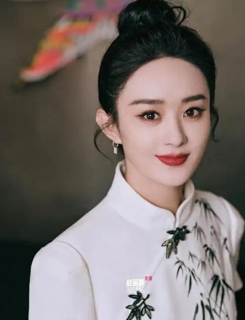 赵丽颖春晚造型朴素却高级,一身白色国风墨竹礼服,尽显端庄优雅