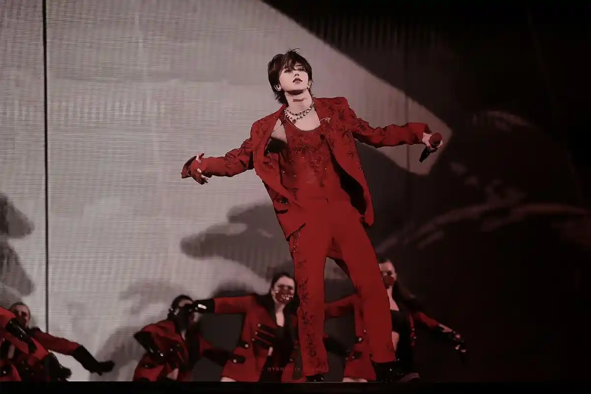 15新加坡场饭拍,蔡徐坤红衣《现象》登场#蔡徐坤风波后开演唱会引争议