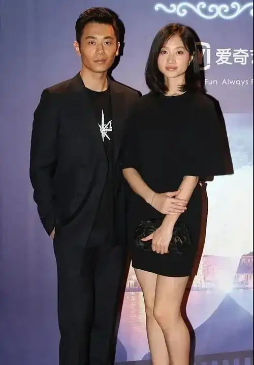 所以爱妻如命的朱亚文还是选择让老婆在家相夫教子,自己工作养家,近日