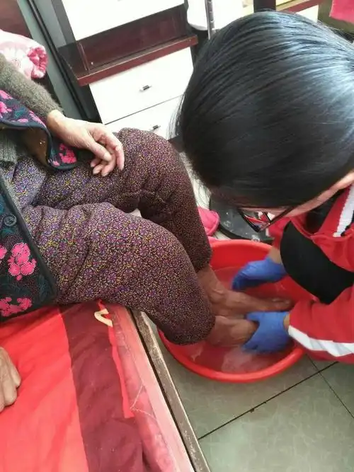 用手仔细的给老奶奶洗脚和足底按摩