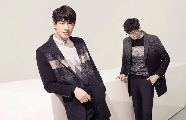 看了胡歌这套动作林更新:哥你也来这拍策划了?为啥全身不合?