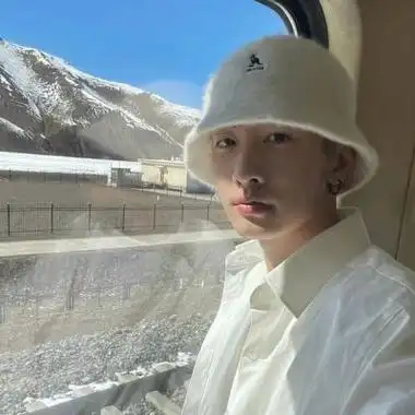 积极阳光的超帅男生头像