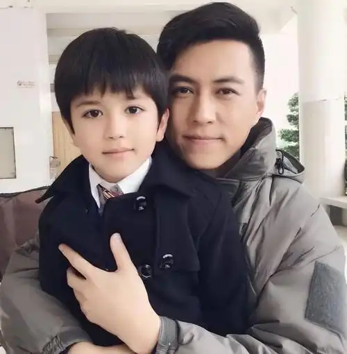 2017年9月,李佳生下二胎儿子,靳东十分幸福和喜