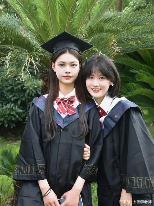 大专也算大学生?专科生穿"学士服"拍毕业照,被质疑没资格