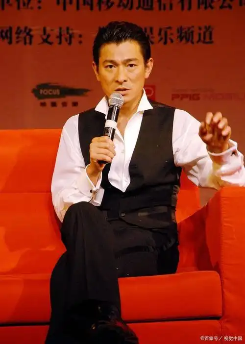 62岁刘德华新片开机,与谢霆锋同框看不出年龄差,谢霆锋暴露身高