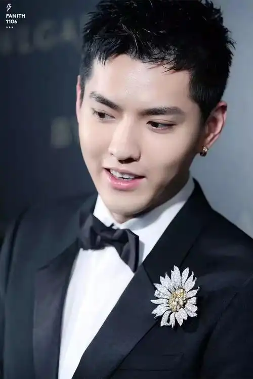 [吴亦凡][分享]170614 那年今日:吴代言大玩嘴唇游戏 优雅不凡气场