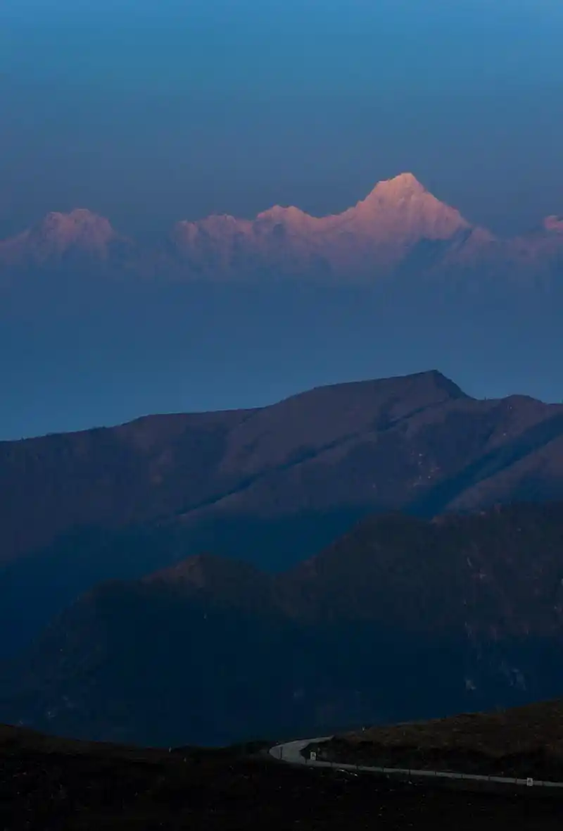 早晨,阳光照耀下的贡嘎群峰