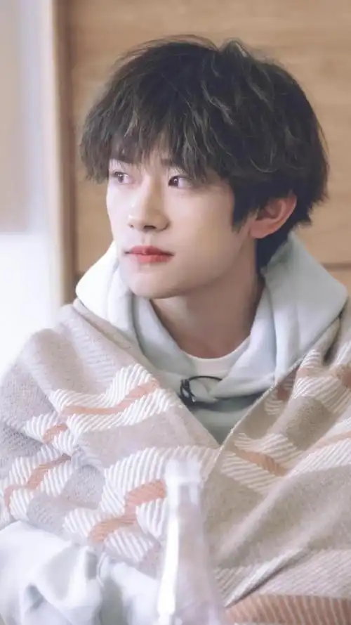 阳光男孩易烊千玺帅气休闲迷人写真