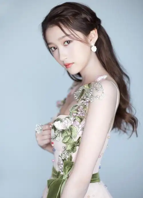 关晓彤长裙清新写真