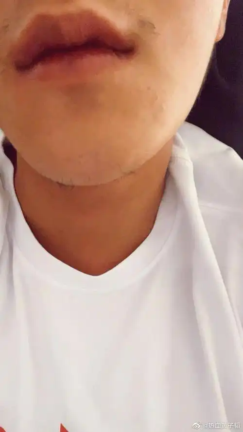 深夜营业!黄子韬晒半脸照 下巴胡渣稀疏很抢镜