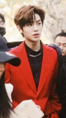 黄明昊红色西服套装look!黄总出街帅就一个字