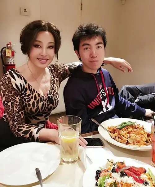 70岁刘晓庆:豪宅对小鲜肉"投怀送抱",年龄相差几十岁却很般配