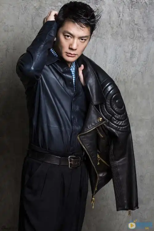 近日,实力派男演员傅程鹏最新的一组皮衣写真曝光,纯黑的钮扣皮衣内搭