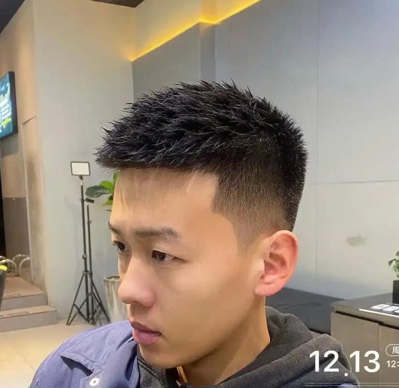 的发型男生"小飞机头"阳光男生必备渐变与鬓角要经常修剪才能更加精致