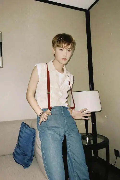 怪谈下新剧照#黄明昊密逃4小镇怪谈下最新剧照96针织马甲搭配背带裤