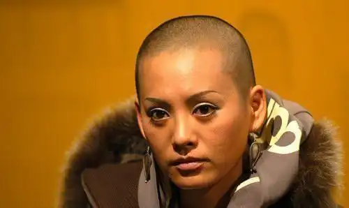 霸气退团48岁宁静一直很豪横曾剃光头进男厕怒扇猥琐男导演