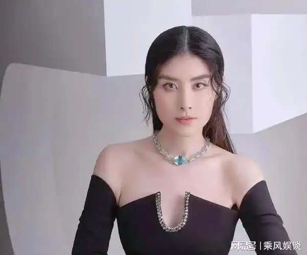 陈慧琳广州演唱会结束和好友黎芷珊现身粥店近况曝光引热议