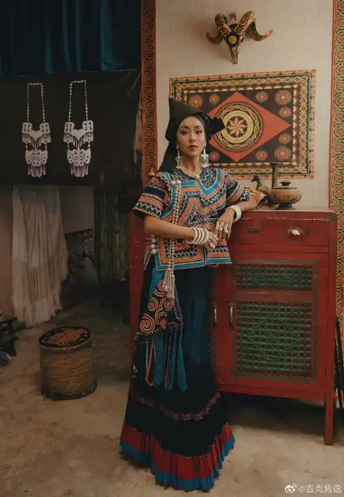 吉克隽逸说回大凉山才是回家#吉克隽逸还微博上晒了穿彝族阿都肥挝
