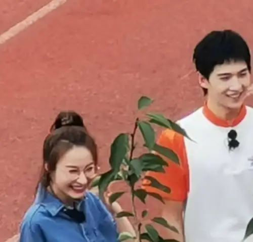 吴昕与杨洋录真人秀两人穿"情侣装"互动,比偶像剧男女主还般配