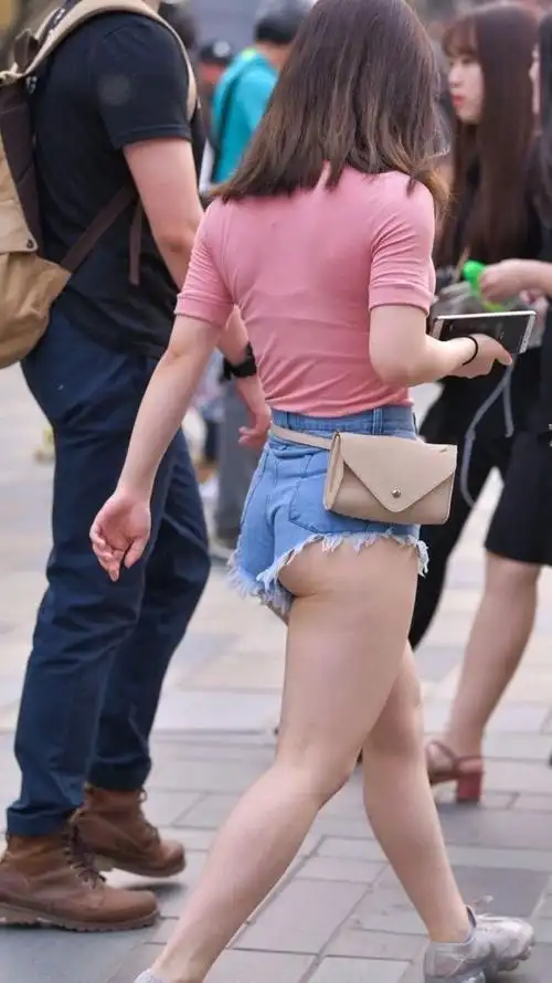 街拍:粉色短袖衫搭配超短热裤,路人大叔看呆了!
