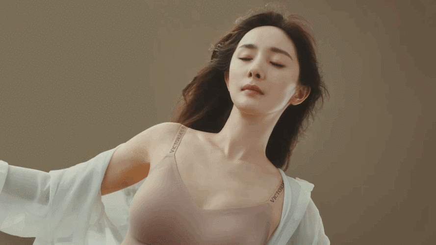 杨幂内衣大片秀美胸精致得像个洋娃娃评论区一片点赞