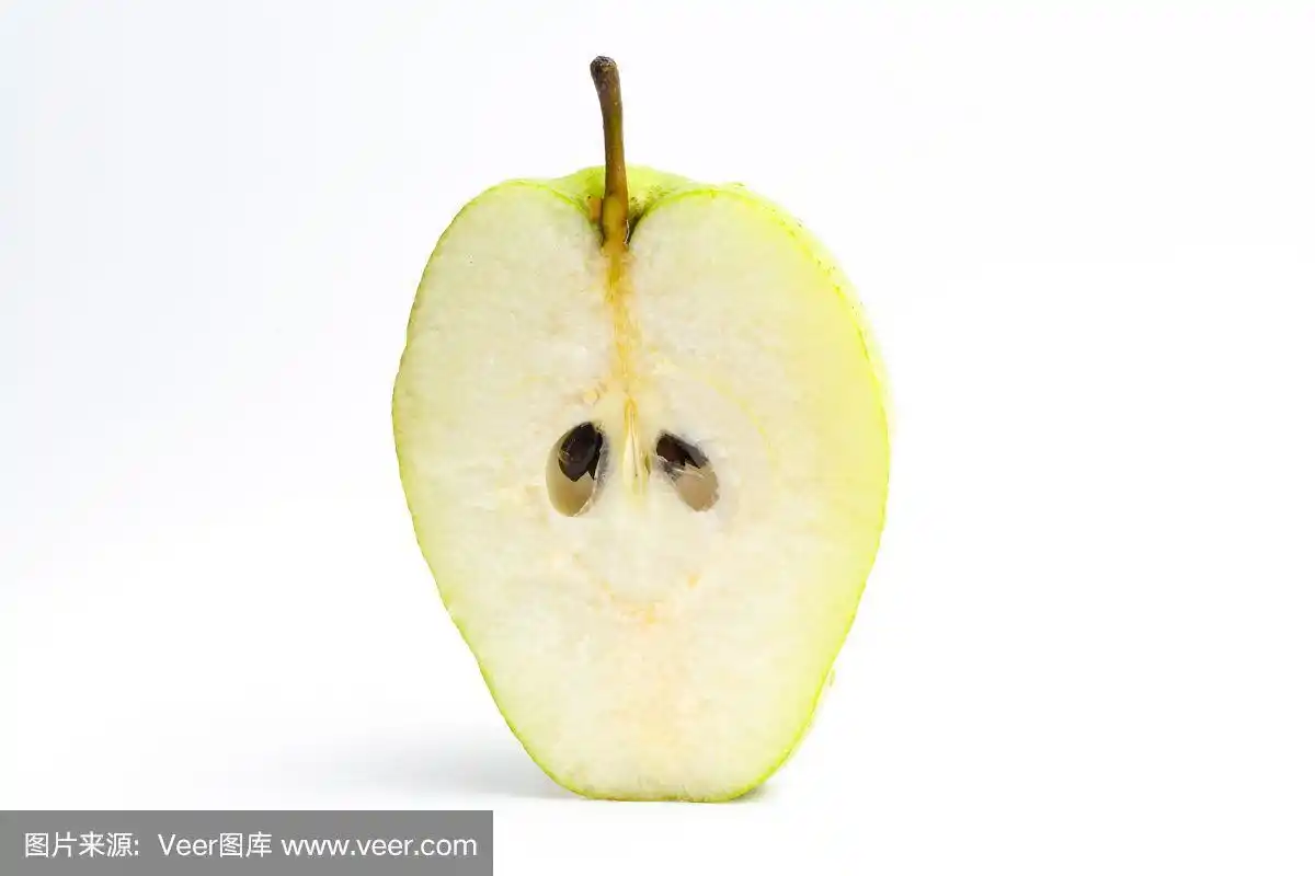 在白色背景上切开的绿色梨.近距离